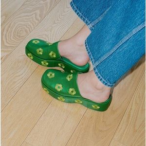 Lisa Says Gah Dakota Clog Bocce Court Daisy